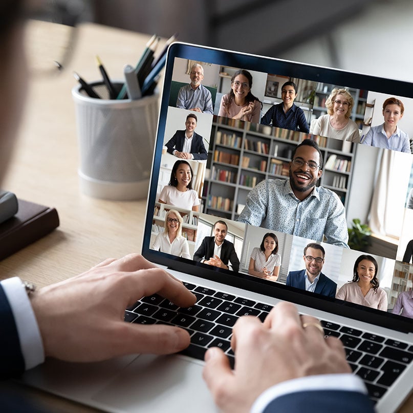 computer-displaying-virtual-meeting-room