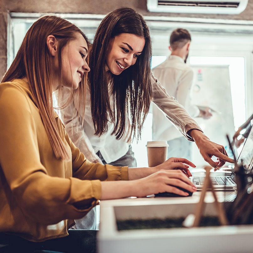 manager-working-with-employee-at-desk
