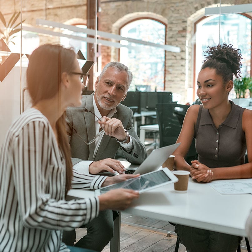 small-team-meeting-at-table